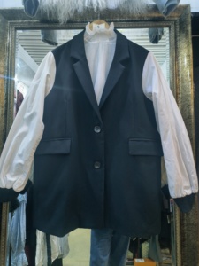 黑色拼接白色衬衫袖子假两件西装外套