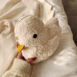 小鸭子包斜挎少女