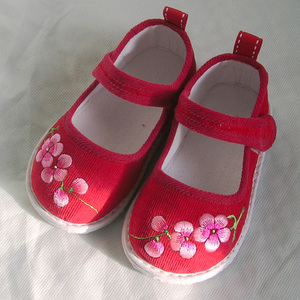 婴儿绣花鞋