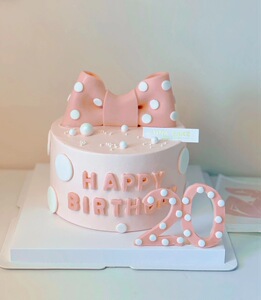 女孩奶油生日蛋糕
