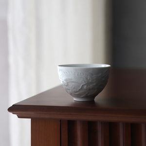 景德镇陶瓷茶杯家用喝茶主人杯雕刻海水龙纹杯影青釉宋式风茶具
