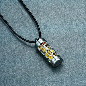 漫威复仇者联盟周边黄蜂蚁人项链送男学生吊坠配饰锁骨链项坠挂脖