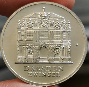 1985年东德--民主德国5马克纪念币--德累斯顿茨温格宫