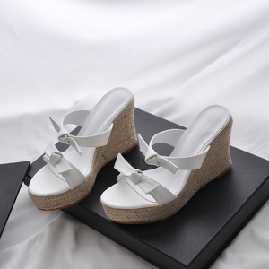 白色蝴蝶结坡跟凉鞋