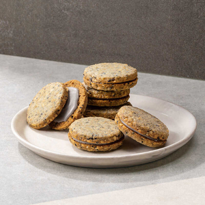 现货日本进口零食实森极地味黑芝麻坚果巧克力夹心饼干礼盒装8枚