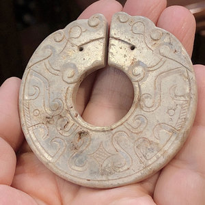 询阿珠姐姐老玉古玉直播收藏精品大年份钙化水沁春秋风格双龙玉玦