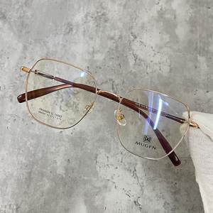 近视眼镜女木工坊