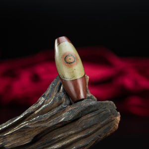 红朱砂空行母天眼管珠老天珠古珠九眼页岩石吊坠挂件项链收藏