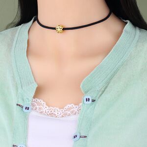 女生脖子饰品时尚