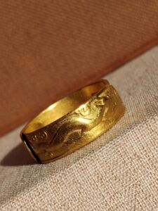 老金指环带图的少双龙戏珠的更罕见"天津"宝华"赤金&