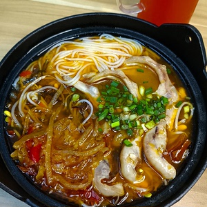 重庆酸萝卜鸭掌米线爆辣超火鸡面绵阳米粉非李米线铁锅哥代购总店