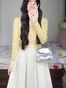 奶黄色设计感针织开衫女春季新款修身百搭薄毛衣外套短款小众上衣