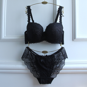 黑色绣花内衣