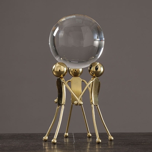 家居创意摆件客厅酒柜纯铜小人摆设办公室欧式水晶球工艺装饰礼品