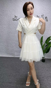 连衣裙女2023夏季新款法式气质露腰白色网纱莲蓬显瘦短裙子两件