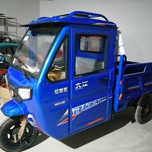 电动三轮车拉货大江