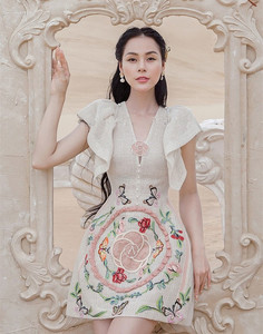 越南小众立体蝴蝶刺绣花朵甜美减龄连衣裙V领荷叶修身小个子短裙