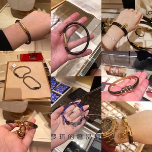代购lv 新款转运字母刻印手绳拼色牛皮老花手环吊坠手链男女手镯