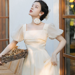 法式浪漫在逃公主裙超仙泡泡袖方领极简高级茶歇奶甜收腰连衣裙夏