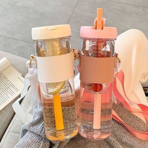 带吸管的杯子塑料简约