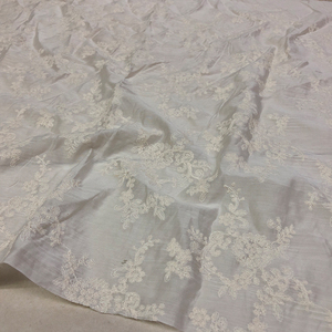 半米价/本白色天丝棉刺绣绣花时装布料薄微透夏款衬衫连衣裙面料