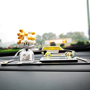 汽车饰品摆件车载香水座水晶车模越野小轿车摆放车内摆饰男女装饰