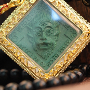 泰国佛牌真品 阿赞苏斌 五眼四耳 神猴食碳排金神猴