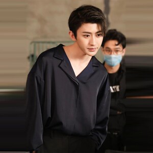 夏季新品蔡徐坤明星同款流行休闲宽松长袖双层领衬衫男士缎面微弹