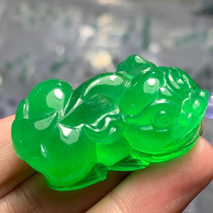 拍卖缅甸老坑种天然翡翠冰种满色帝王绿貔貅玉石挂件辣绿玉石吊坠