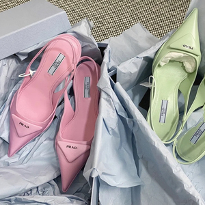 2021春夏新款三角标字母尖头细跟凉鞋女粉色小猫跟高跟鞋显瘦百搭