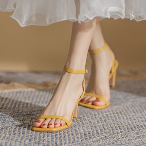 香港方头中跟一字带高跟鞋多色2024年夏季新款黄色法式粗跟凉鞋女