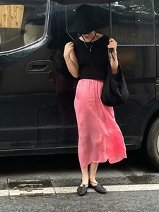 粉色半身裙女2024夏季新款韩国显瘦开叉缎面丝滑飘逸松紧腰中长裙