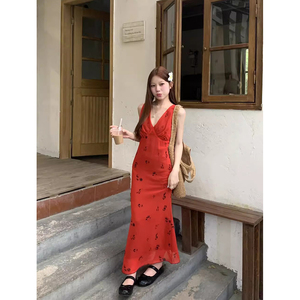 法式复古红色印花雪纺连衣裙女夏季气质V领收腰显瘦包臀裙A字长裙