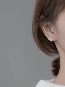 s925银韩版简约五瓣花滴胶白色花朵耳扣小巧少女精致耳环