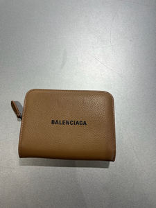 Balenciaga巴黎世家代购女士棕色全皮荔枝纹字母两折短款钱包