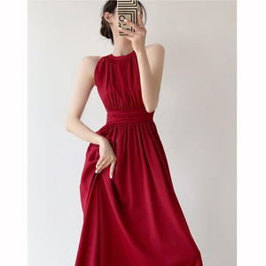 法式红色连衣裙女夏季复古赫本海边度假订婚挂脖小红裙日常可穿