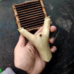 桃木短弓民间手工艺人亲手纯手工制作的原叉弹弓少数民族木雕工艺