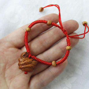 桃木立体桃木蛇抱元宝木雕蛇挂件钥匙链项链蛇形吊坠实木生肖