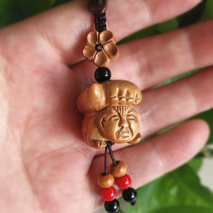 桃木雕刻脚踩小人型钥匙扣挂饰立体桃木剑虎头鞋木雕随身挂件