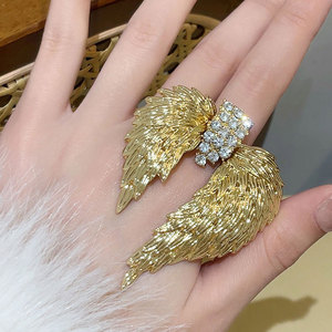欧美小众设计复古金色翅膀羽毛开口戒指女轻奢高级感水钻宴会指环