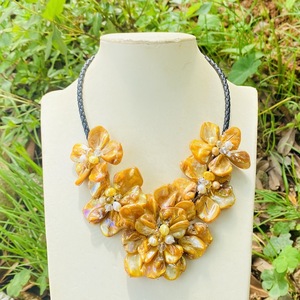 法国天然珍珠母贝黄色巴洛克贝壳项链时尚短款贝母五朵花卉锁骨链