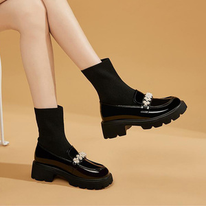 黑色袜子鞋女珍珠亮面春秋高帮小皮鞋套筒冬季加绒英伦弹力女袜靴
