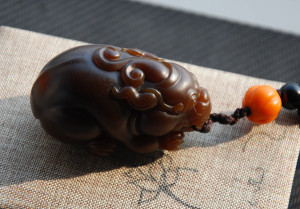 新疆和田糖玉且末红糖把件貔貅苏工圆雕无裂无黑点保真(已结缘)