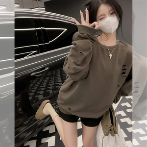 慵懒破洞卫衣女