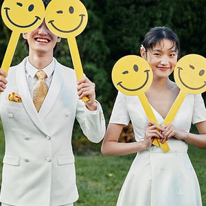 婚纱摄影道具手举牌影楼外景黄色笑脸手拿板旅拍街拍搞怪表情板子