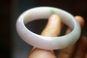 丁丁推荐 桃花春色 冰润 有瑕 天然翡翠正桩宽版手镯58-59证010