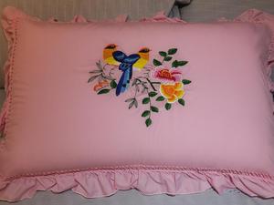 浙江特色手工机绣花边绣花上海产的确良布枕头套老式枕头绣花枕