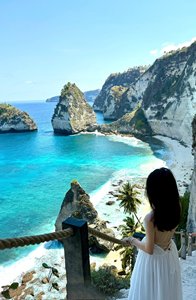 巴厘岛佩尼达岛海边度假沙滩裙拍照出片超仙白色挂脖连衣裙女夏天