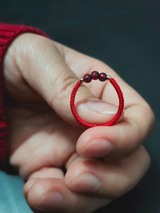 原创设计本命年红绳戒指女转运珠石榴石指环手编尾戒精致饰品礼物