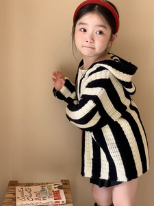 韩国女童连帽毛衣2023秋款儿童简约黑白竖条纹针织外套洋气大衣潮